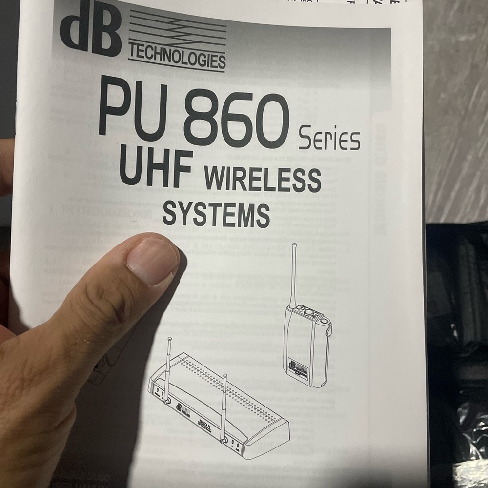 Db Technologies microphone multi frequency 
Comes with bodypack , receiver